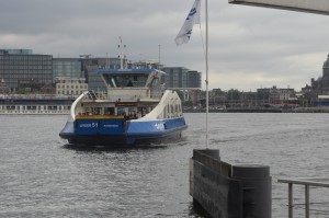 Gratis færge for fodgængere, cyklister og knallerter. Forbinder de to sider af Amsterdam