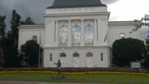 Det flotte hvide Statdttheater fra 1901. Statuen foran har fået en strikke kjole på
